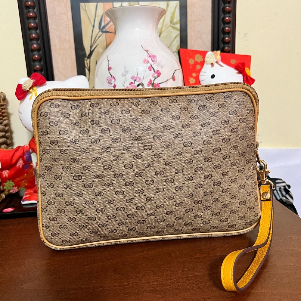 Gucci Beige and Gold Patterned Wristlet